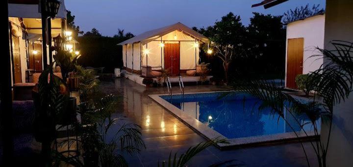 Luxury Farmhouse In Chhatarpur With Pool New Delhi Exterior foto